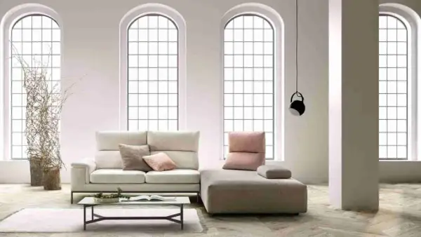 Divano in microfibra: un'oasi di comfort moderno. Pro e contro da valutare per un arredo elegante e funzionale.