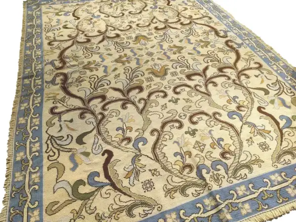Tappeto 350 x 250 con motivi floreali e bordi blu. Un'opera d'arte tessile che porta la natura in casa.