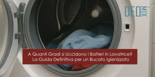 Interno di una lavatrice con panni blu e rossi. La guida definitiva per lavare giacche in lavatrice e igienizzare il bucato.