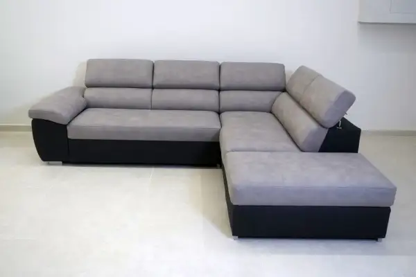 Divano angolare grigio e nero, un vero gioiello di design, forse il divano più costoso del mondo per la sua esclusività.